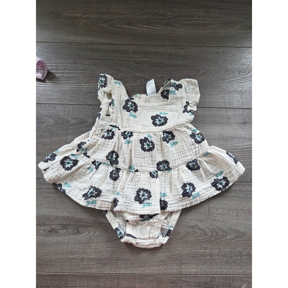 Carter's baby‎ girl romper 6-9 mos